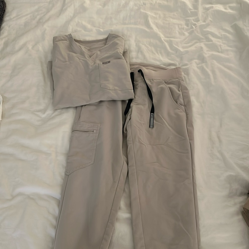 Cream XS figs scrubs